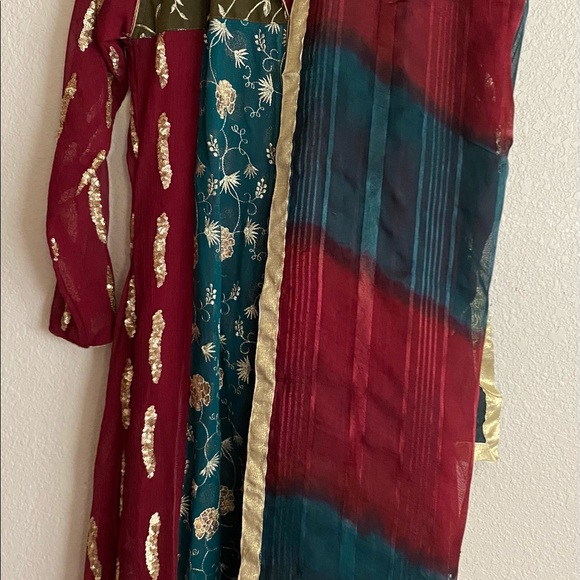 Women’s 4 piece fancy shalwar kameez fully embroidered - Picture 8 of 10